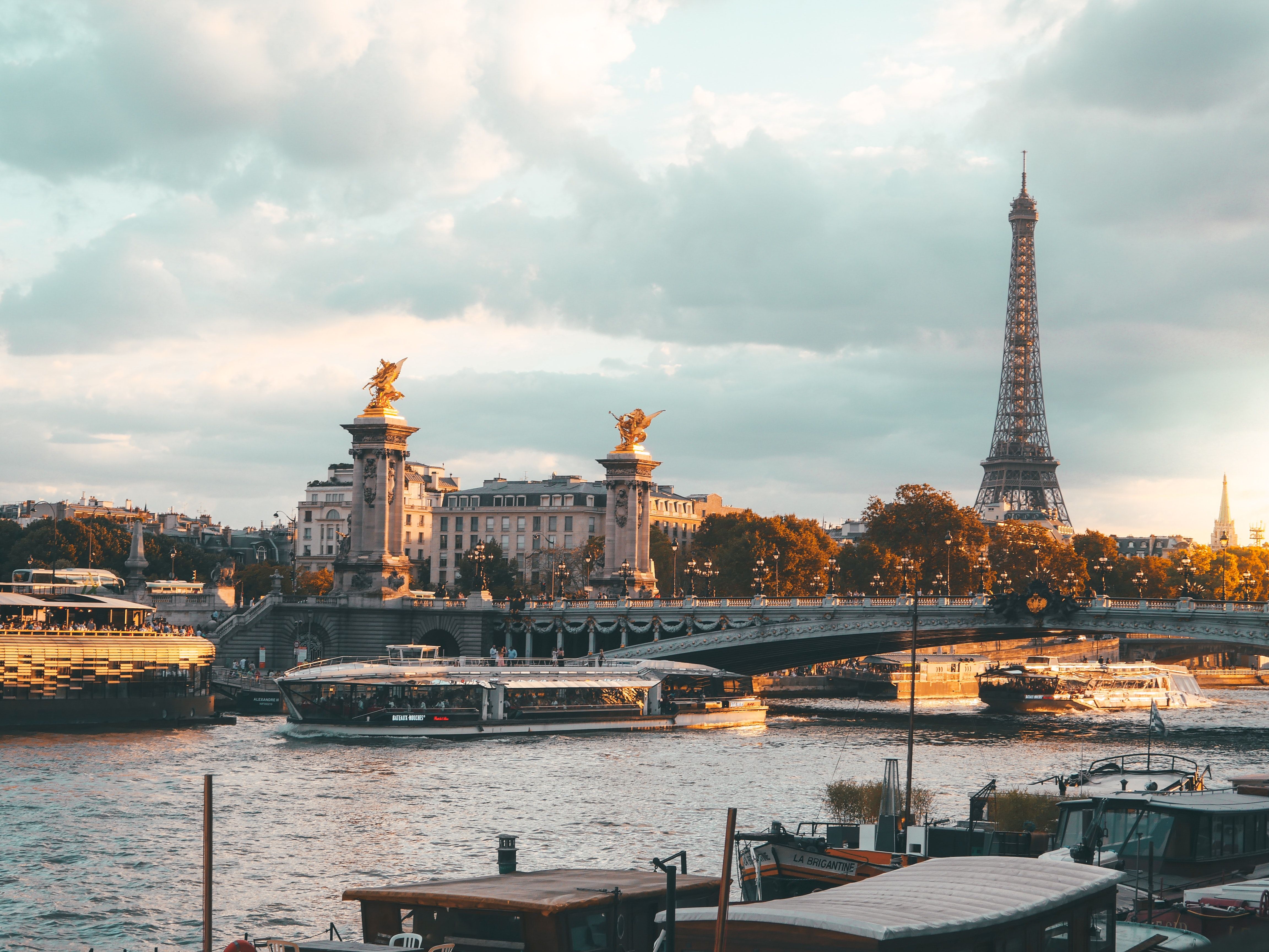 {"fr":"Vivez le meilleur de Paris : Tour de la Tour Eiffel et de Montmartre","en":"Experience the best of Paris: Tour of the Eiffel Tower and Montmartre"}