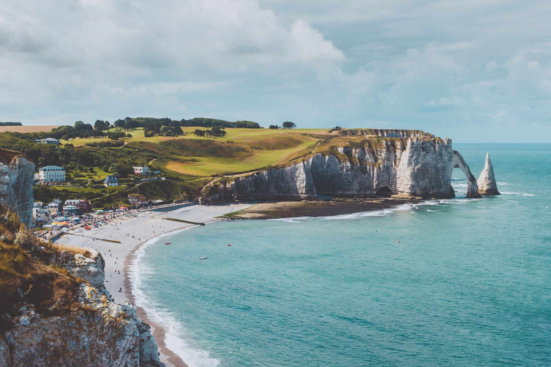 {"fr":"Et c'est parti pour la Normandie ! Elle vous ouvre ses portes !!","en":"And we're off to Normandy! She opens her doors to you!!"}