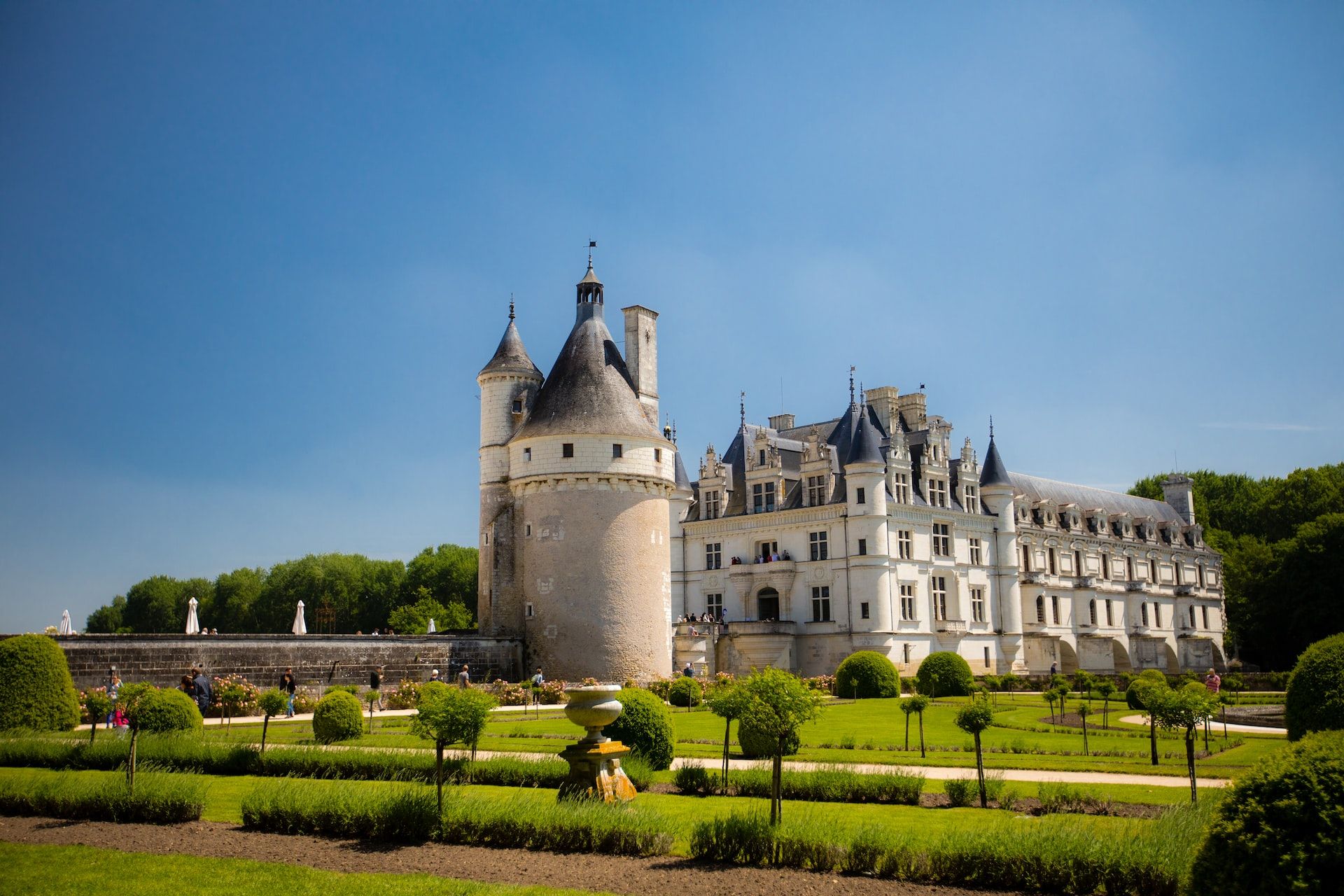 {"fr":"Attention, départ immédiat pour une aventure aux châteaux de la Loire !","en":" Attention, immediate departure for an adventure in the Loire castles!"}