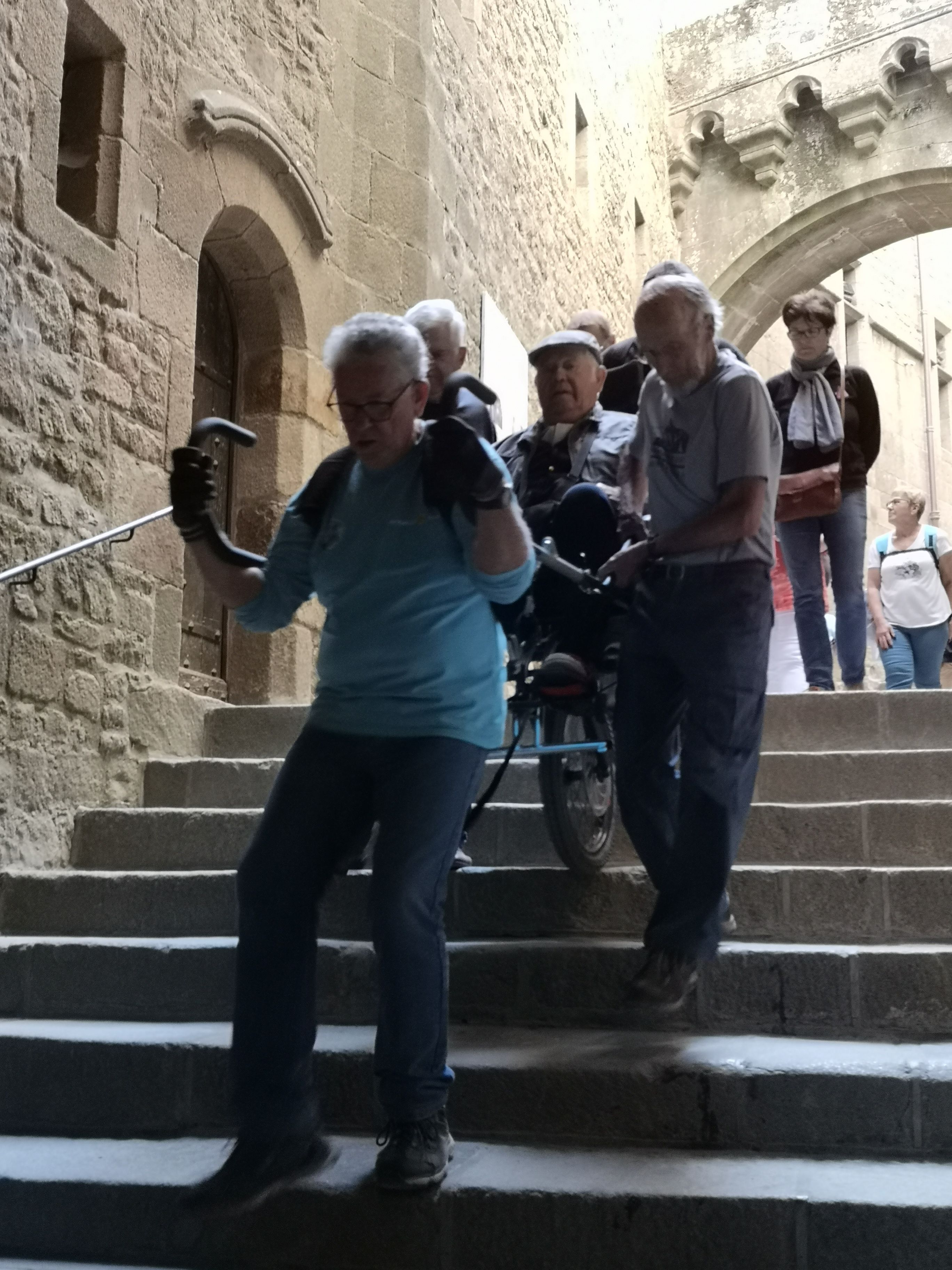 {"fr":"Visite abbaye Mont Saint Michel - accès aux personnes à mobilité réduite en joëlette","en":"Mont Saint Michel abbey visit - access for people with reduced mobility by joëlette"}