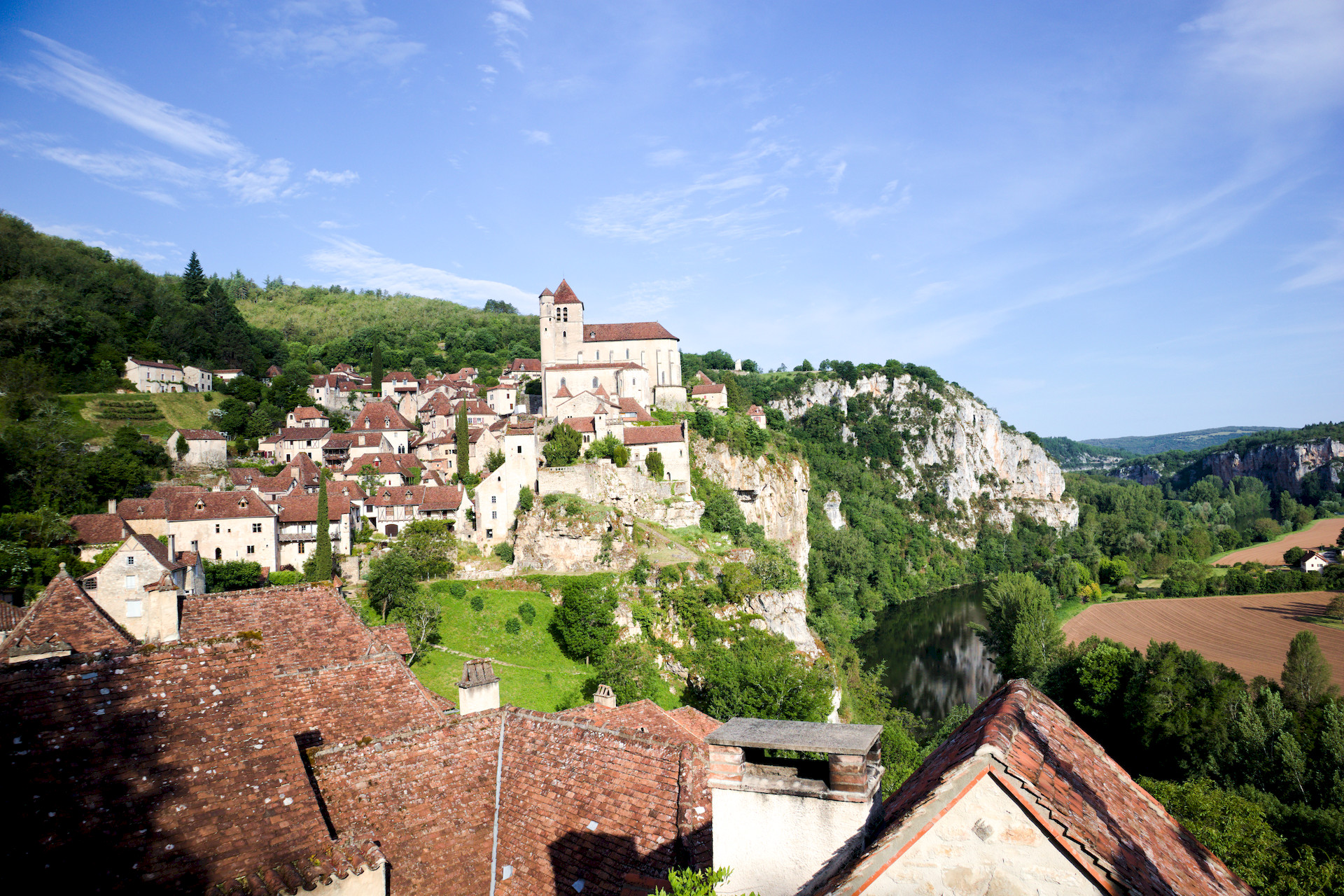 {"fr":"Saint-Cirq-Lapopie, village médiéval au coeur du Quercy","en":"Saint-Cirq-Lapopie, medieval village in the heart of Quercy"}