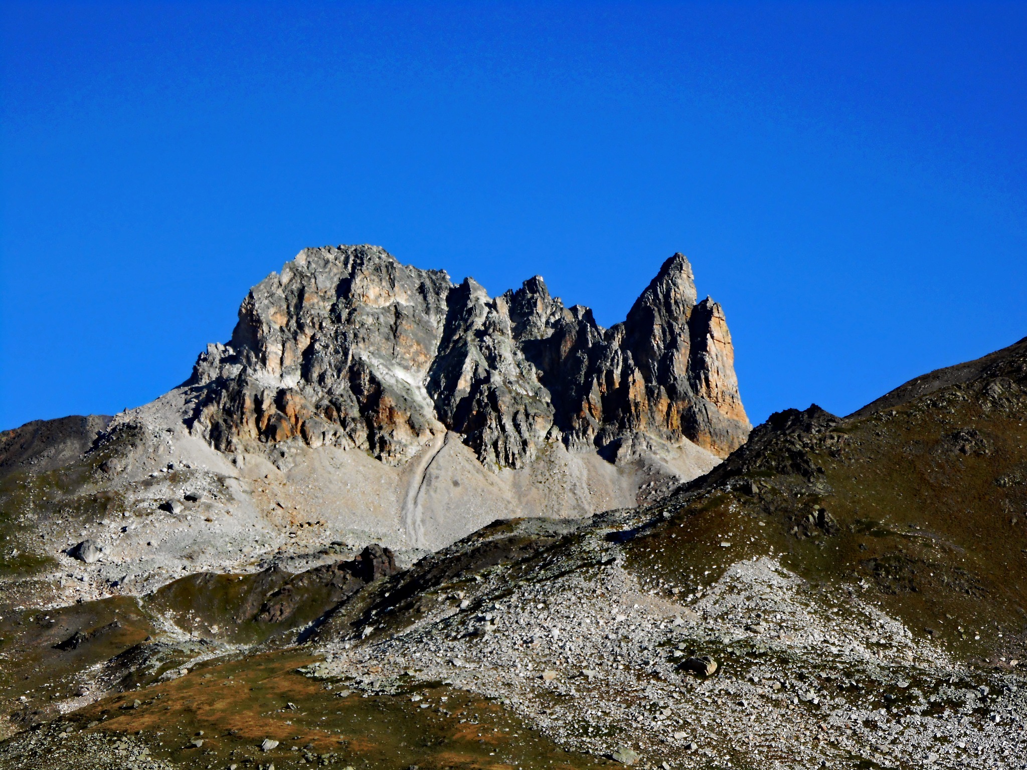 {"fr":"Tour de la Clarée du 4 au 9/08/2024 tarif 757€","en":"Tour de la Clarée from 4 to 9/08/2024 price €757"}