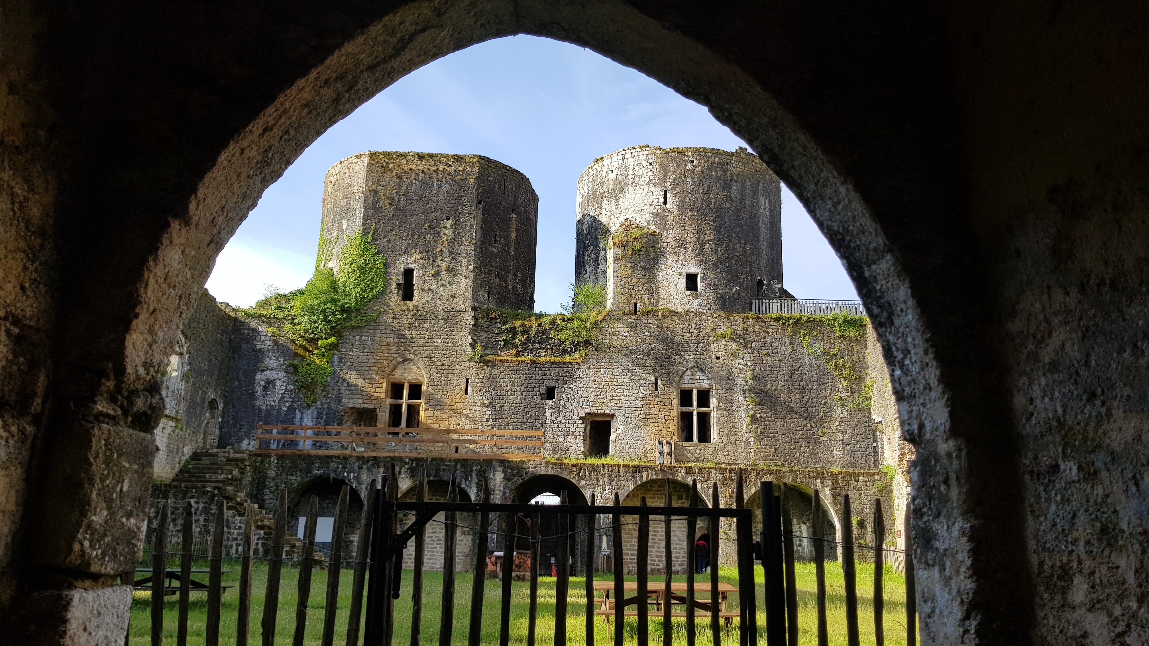 {"fr":"Château de Villandraut","en":"Villandraut Castle"}