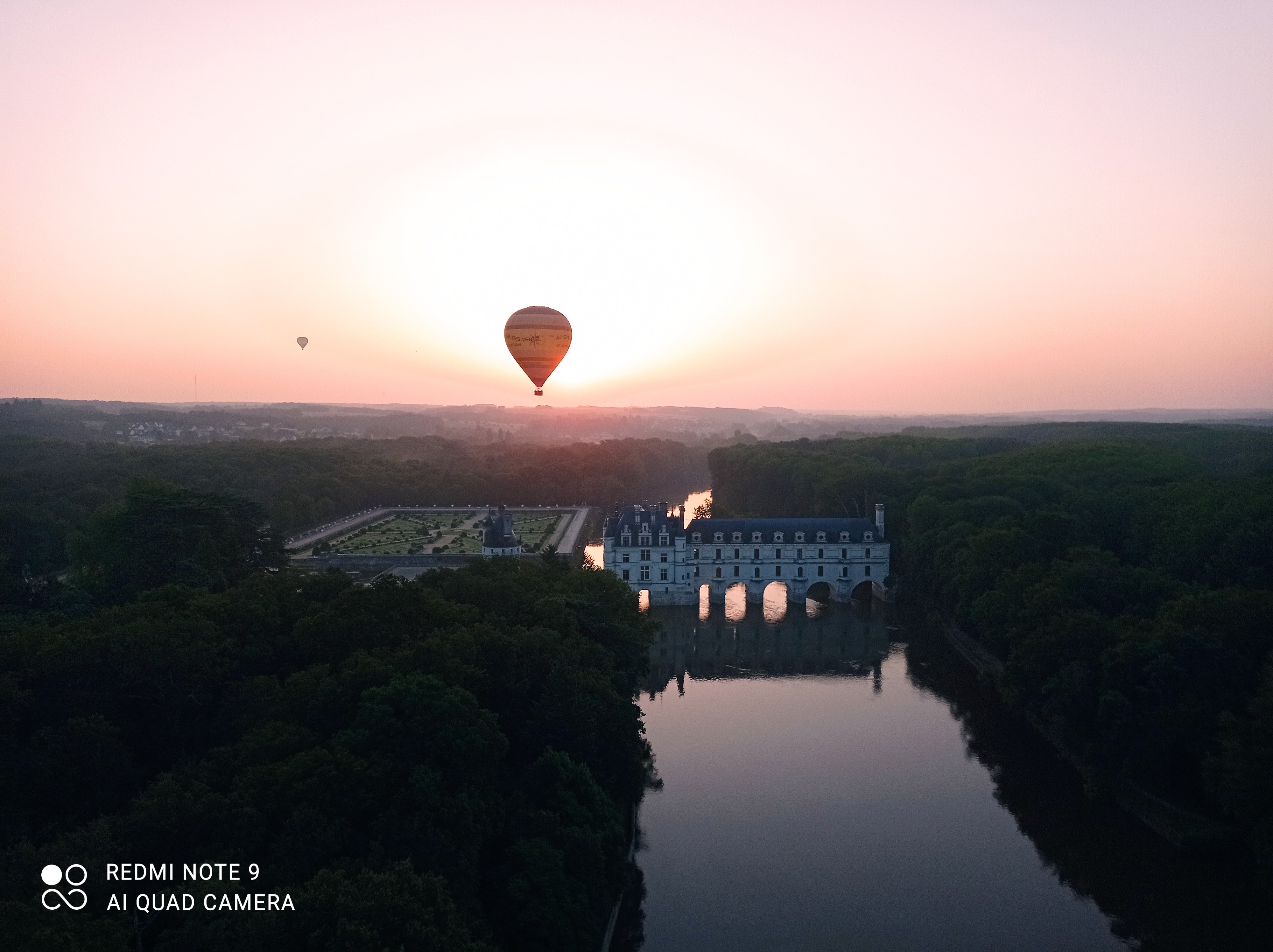 {"fr":"Vol en Montgolfière","en":"hot air balloon flight"}